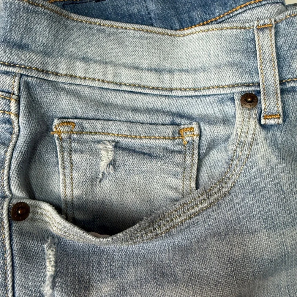 Levis Jeans Womens 10 Blue Light Wash Classic Bootcut Distressed Stretch 32x31